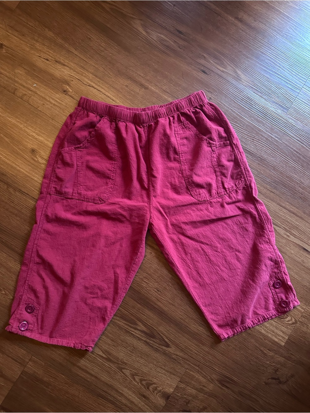 Y2K Red Pull-On Capri Pants with Button Hem